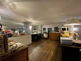 Desayuno buffet diario (EUR 15.00 por persona)