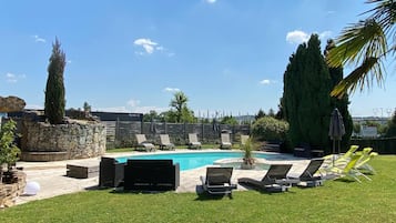 Útilaug sem er opin hluta úr ári, sólhlífar, sólstólar