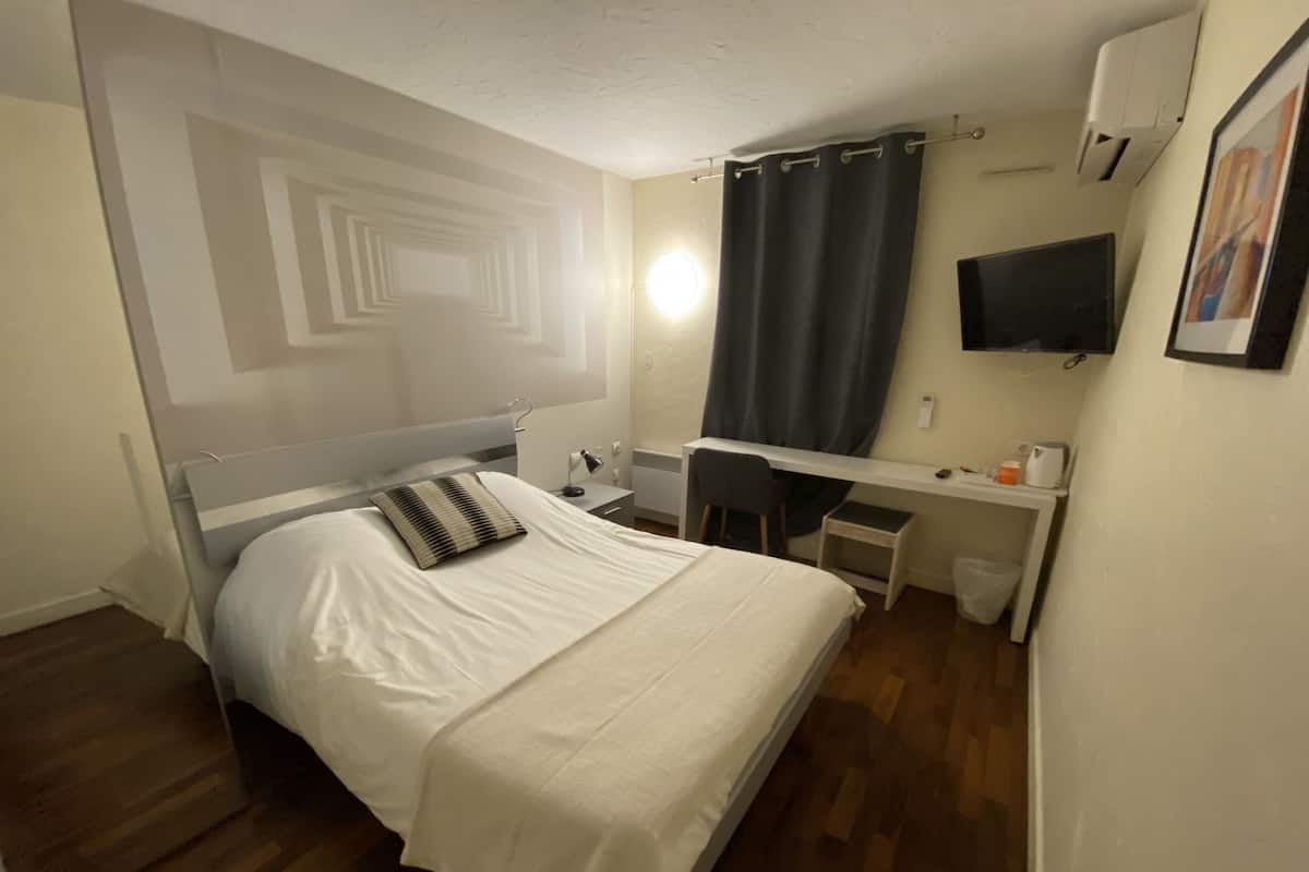 Premium bedding, desk, blackout curtains, soundproofing