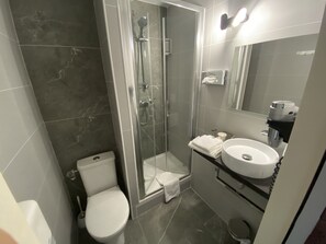 Shower, free toiletries, hair dryer, towels - Hôtel La Roselière (Saint-Quentin-Fallavier)