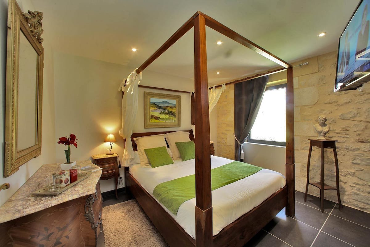 Duplex | Desk, soundproofing, free cribs/infant beds, rollaway beds