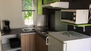 Mobil Karavan Comfort, 1 kamar tidur | Dapur pribadi | Lemari es besar, microwave, kompor, dan mesin pembuat kopi/teh