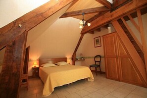 Chambre double | Décor unique, ameublement unique, fer et planche à repasser