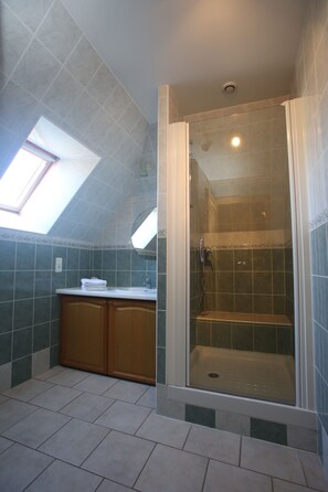 Familien-Suite | Badezimmer | Dusche, Haartrockner, Handtücher, Seife