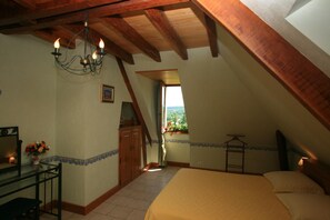 Individually decorated, individually furnished, iron/ironing board - Chambres d'Hotes Larnaudie (Coly-Saint-Amand)