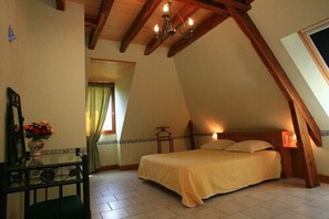 ห้องดับเบิล | ห้องพักตกแต่งอย่างมีเอกลักษณ์, ตกแต่งพิเศษโดยเฉพาะ, เตารีด/โต๊ะรีดผ้า