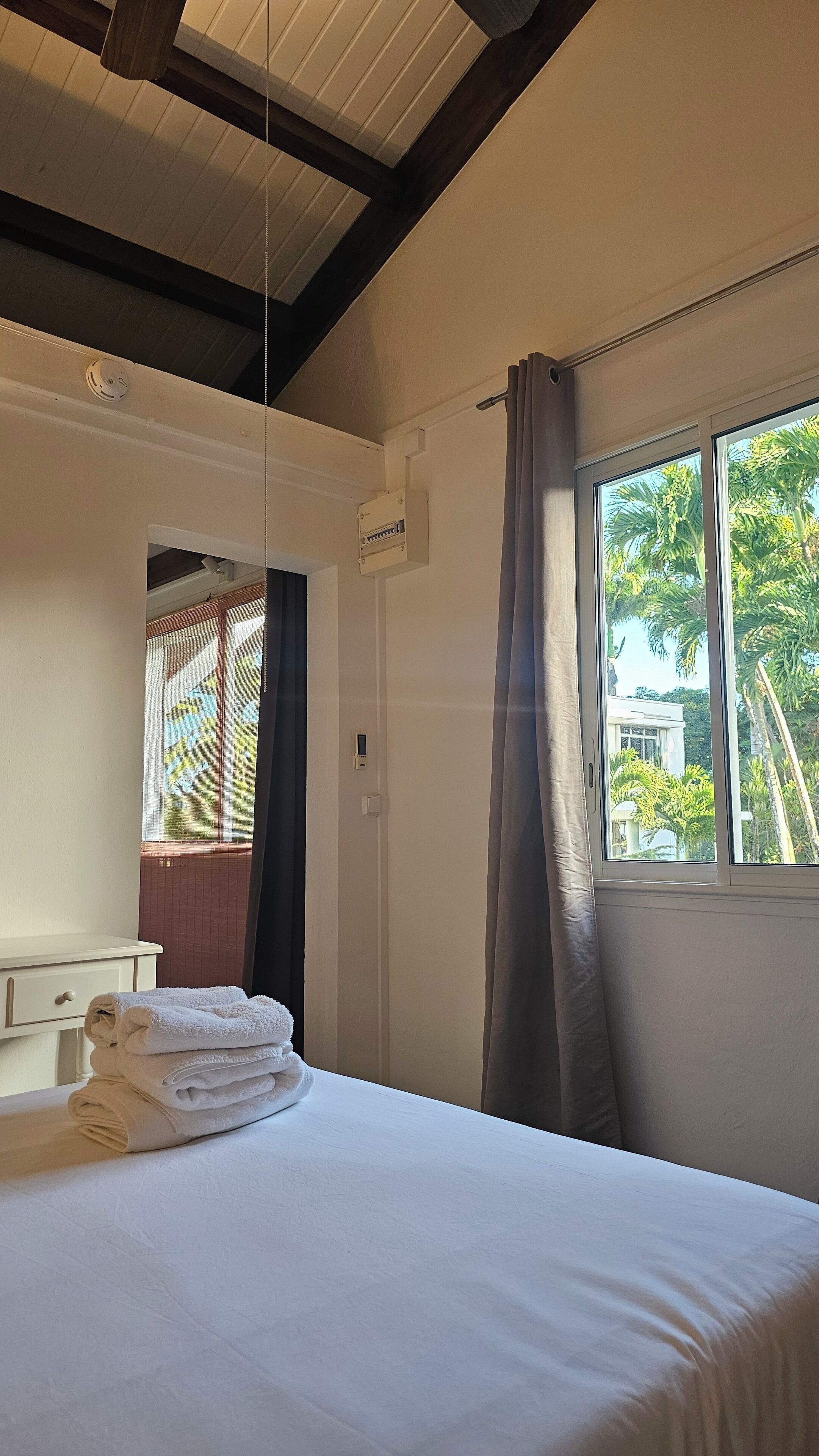 Comfort-Bungalow, 1 Doppelbett, Terrasse, zum Garten hin | 1 Schlafzimmer, hochwertige Bettwaren, Zimmersafe, individuell dekoriert