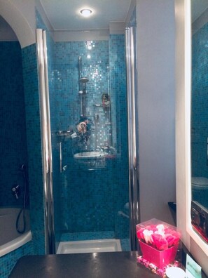 تجهيزات دش، حوض استحمام عميق، دُش غزير، مستلزمات مجانية للعناية الشخصية