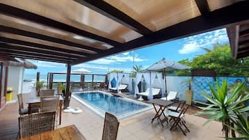 Quarto triplo luxo, vista para o oceano, ao lado da piscina | Área de estar | TV LED