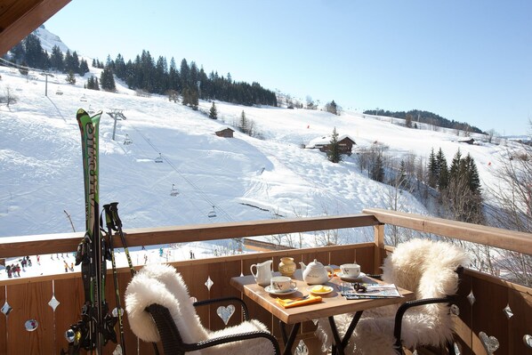 Petit déjeuner buffet (10.00 EUR par personne)
