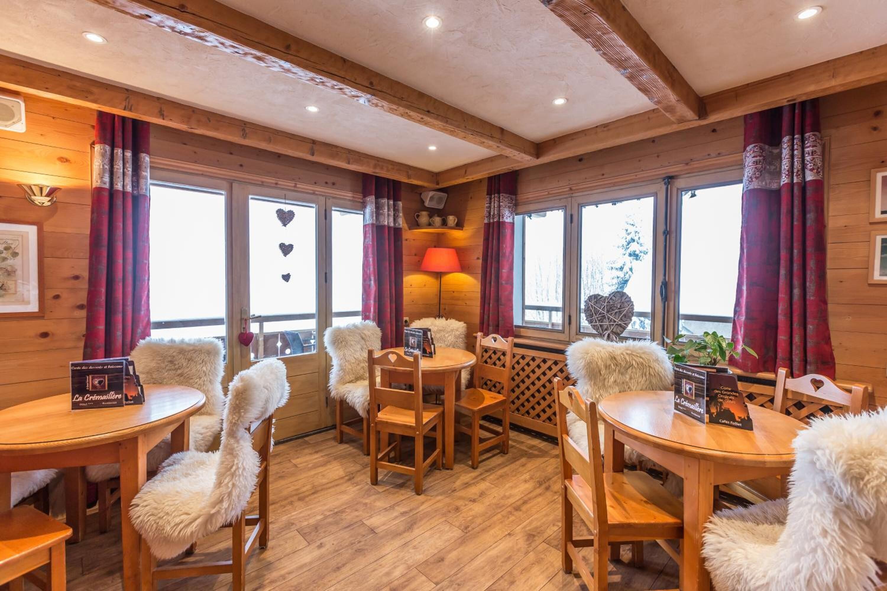 Déjeuner et dîner servis sur place, spécialités Cuisine locale