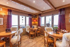 Déjeuner et dîner servis sur place, spécialités Cuisine locale