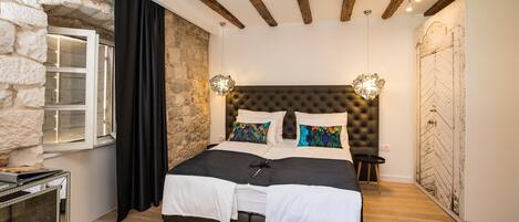 Dobbelt- eller tomannsrom – deluxe | Sengetøy av topp kvalitet, minibar, safe på rommet og skrivebord