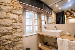 Shower, free toiletries, hair dryer, slippers - Spalato Luxury Rooms (Split)
