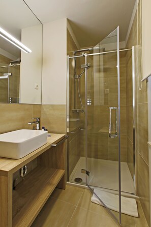 Superior Double or Twin Room | Bathroom | Shower, free toiletries, hair dryer, slippers