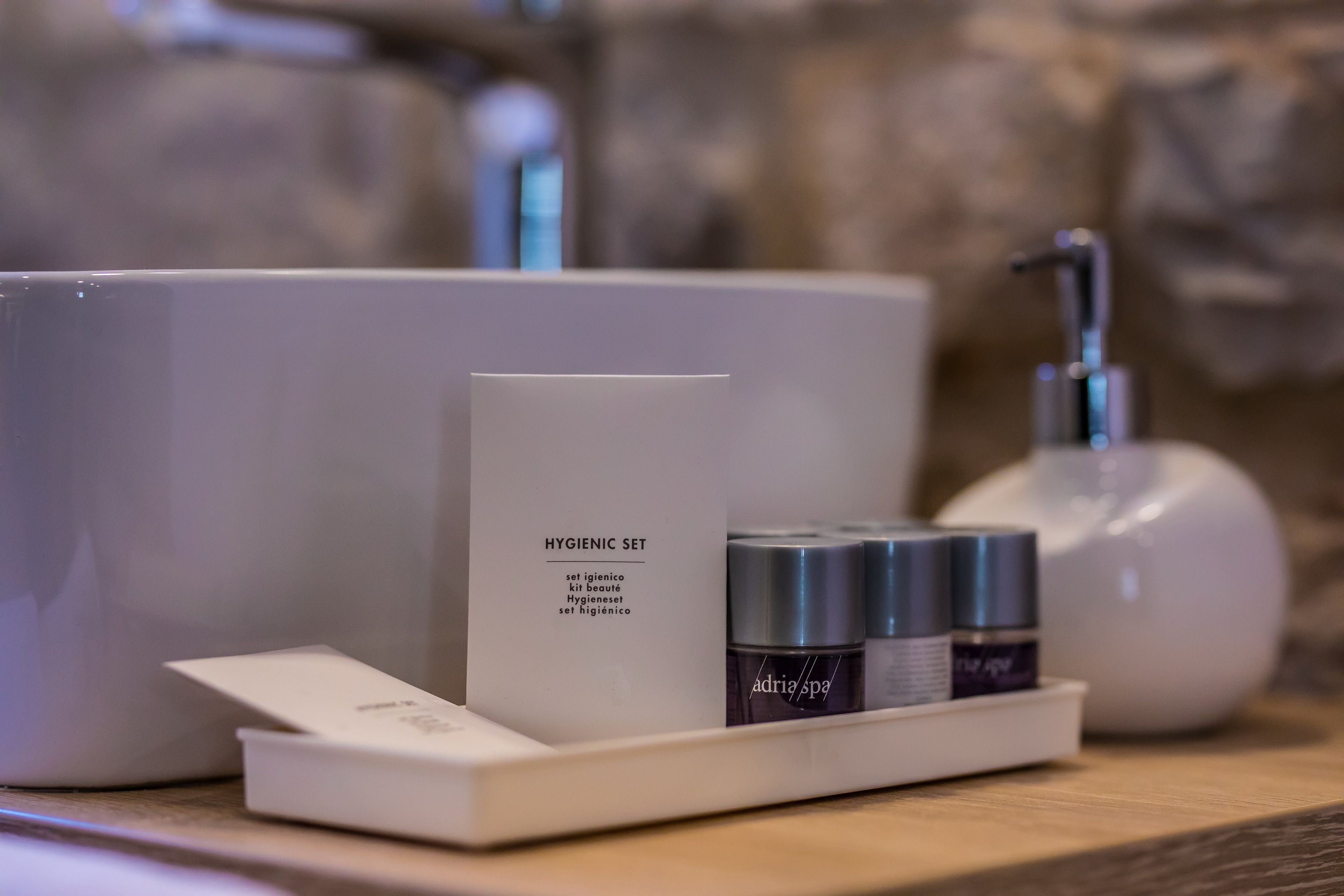 Regadera, amenidades de baño gratuitas, secadora de cabello, pantuflas 