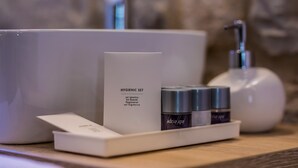シャワー、バスアメニティ (無料)、ヘアドライヤー、スリッパ