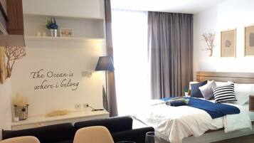 Rom | Allergitestet sengetøy, blendingsgardiner og strykejern/-brett