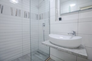 Luxury Room | Bathroom | Shower, hair dryer, towels