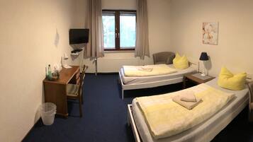 Standard-Zweibettzimmer | 1 Schlafzimmer, Schreibtisch, Bügeleisen/Bügelbrett, Babybetten
