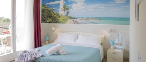 Dobbeltrom, balkong, delvis utsikt mot innsjø | Minibar, safe på rommet, individuelt dekorert og skrivebord