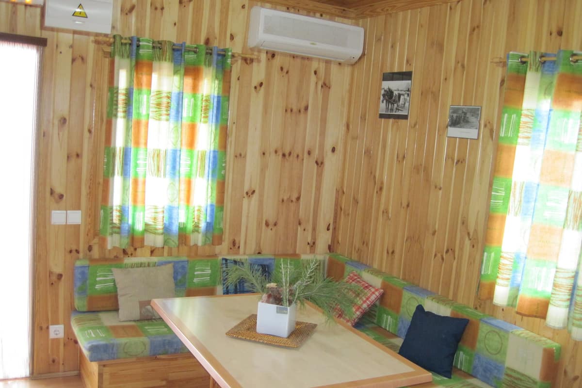 Bungalow, 2 Schlafzimmer (Max. 5 people) | Wohnzimmer | Fernseher