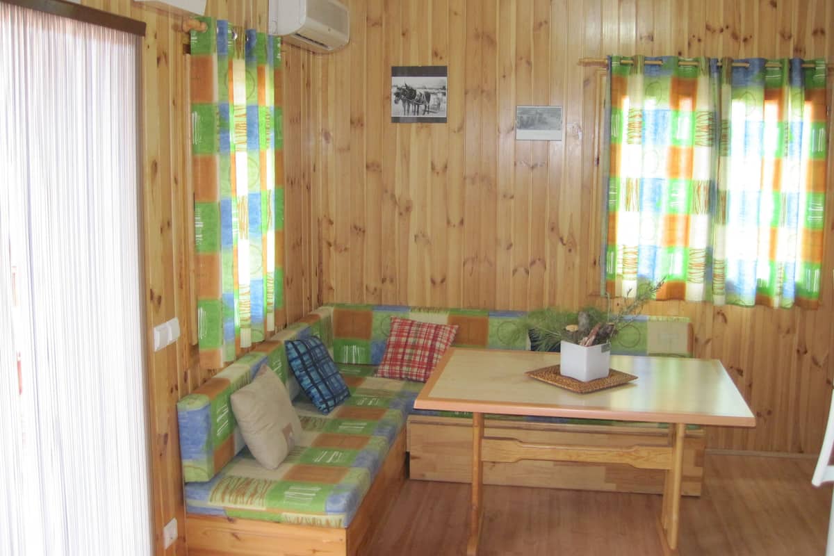 Bungalow, 2 Schlafzimmer (7 People) | Wohnzimmer | Fernseher