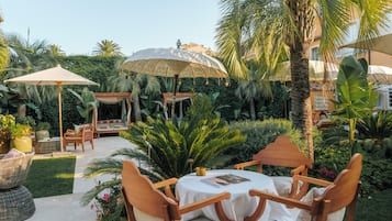Spécialités Cuisine italienne, vue sur la piscine