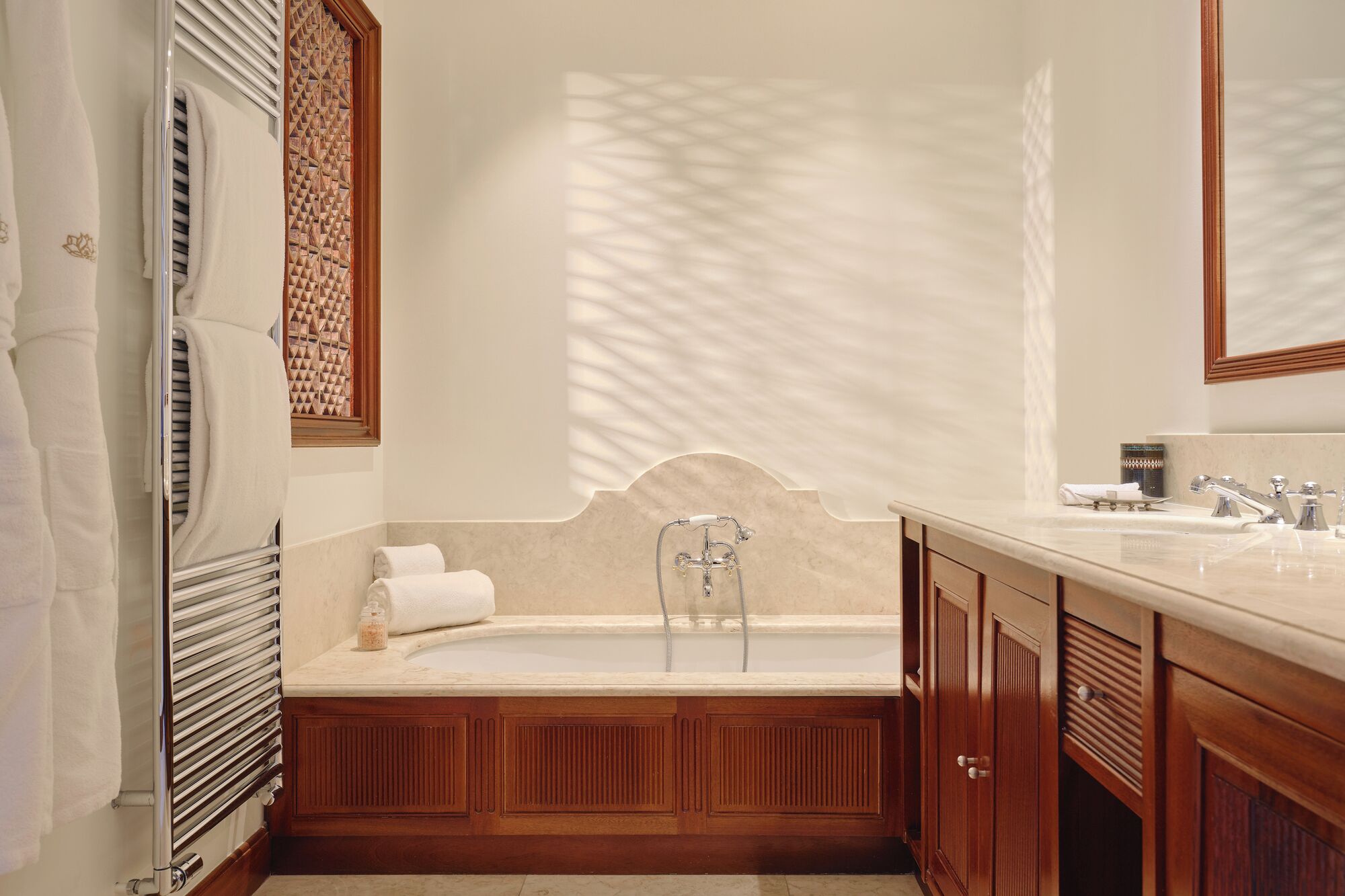 combined shower/bathtub, free toiletries, slippers, towels