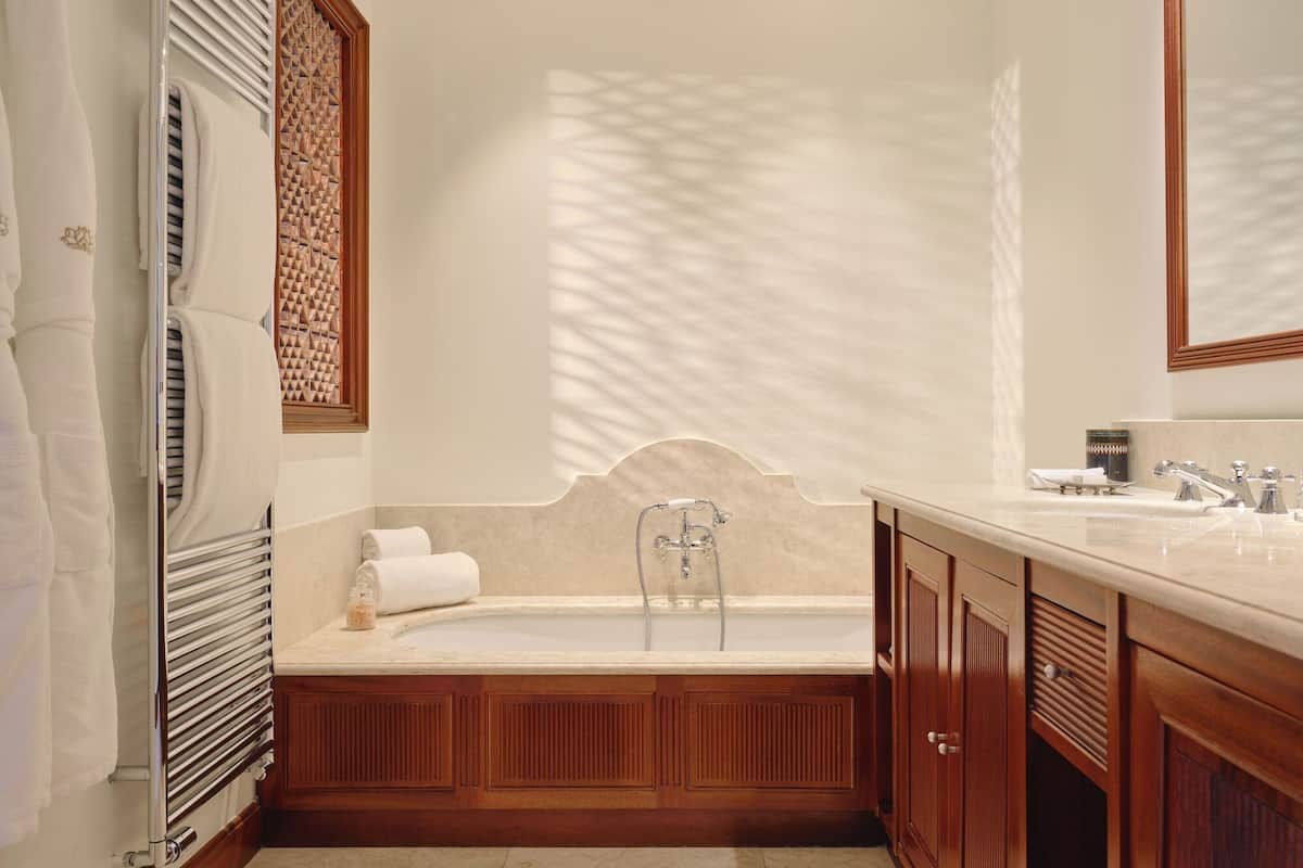 combined shower/bathtub, free toiletries, slippers, towels