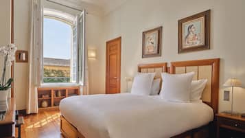 Minibar con snack e bevande gratuite, una cassaforte in camera