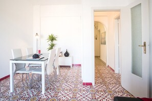 Apartment, 3 Schlafzimmer | Essbereich im Zimmer