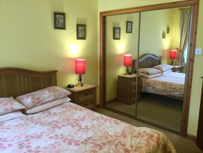 Apartment | 1 bedroom, iron/ironing board, free WiFi, bed sheets - Inverness Apartments - Courtyard (Inverness)