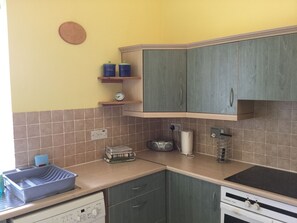 Apartamento | Cozinha privada | Geladeira grande, micro-ondas, fogão, cooktop