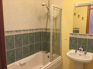 아파트 | 욕실 | 샤워기/욕조 결합, 무료 세면용품, 헤어드라이어, 타월