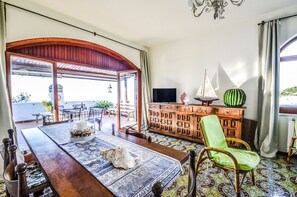 Apartment, 2 Schlafzimmer | Essbereich im Zimmer