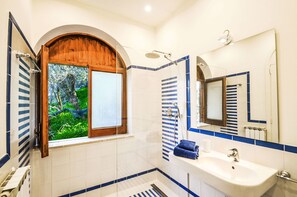 Apartment, 2 Bedrooms | Bathroom | Shower, rainfall showerhead, hair dryer, bidet - Casa Marisa (Massa Lubrense)