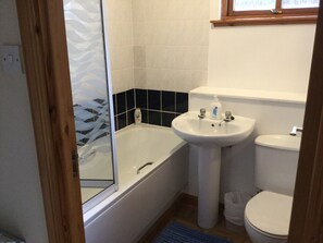 Apartment | Bathroom | Combined shower/tub, free toiletries, hair dryer, towels