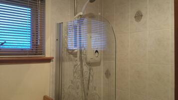 Combined shower/tub, free toiletries, hair dryer, towels
