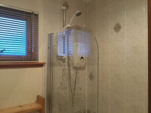 Combined shower/tub, free toiletries, hair dryer, towels