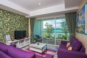 Deluxe Oceanfront Premier Two-Bedroom Suite | Living room