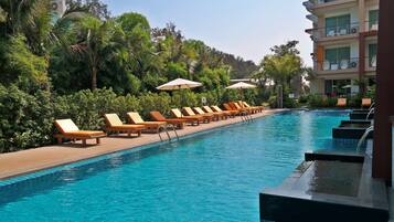 Piscina externa, funciona das 9h às 21h, guarda-sóis, espreguiçadeiras