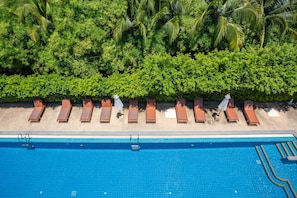 Outdoor pool, open 9 AM to 9 PM, pool umbrellas, sun loungers - Almali Rawai Beach Residence (Rawai)