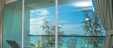 Deluxe Oceanfront Premier Two-Bedroom Suite | 客厅 | 平板电视