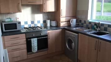 Apartment | Eigene Küche | Großer Kühlschrank, Mikrowelle, Ofen, Herdplatte