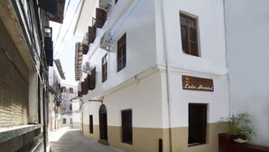 Una calle estrecha con un edificio que dice "Lala Hotel" a la derecha.
