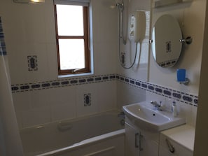 Two-Bedroom Apartment | Bathroom | Combined shower/tub, free toiletries, hair dryer, towels
