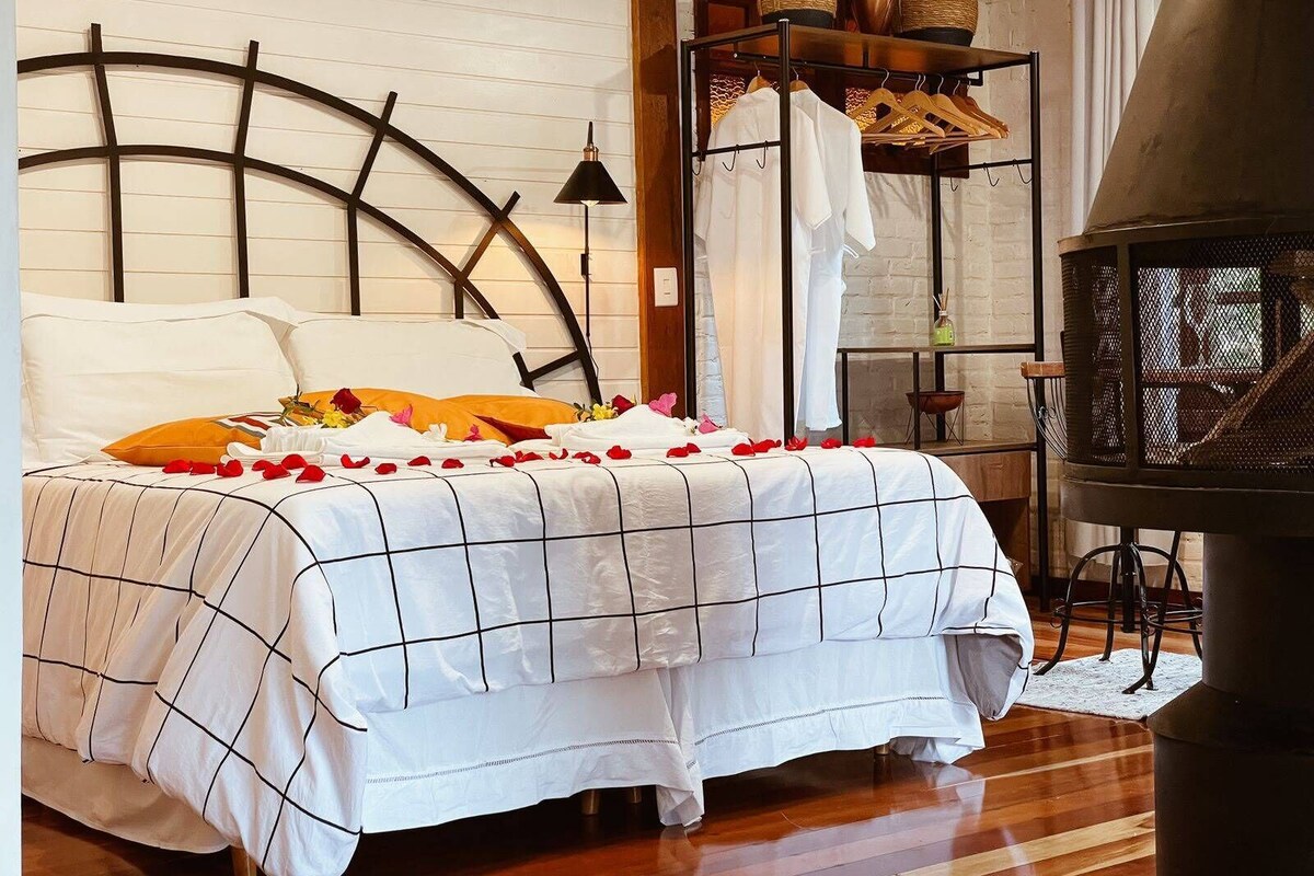 Chalé 08 | Premium bedding, minibar, desk, blackout curtains