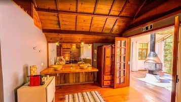 Chalet de lujo | Ropa de cama de alta calidad, minibar, escritorio y cortinas blackout