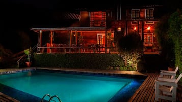 Piscine extérieure, chaises longues